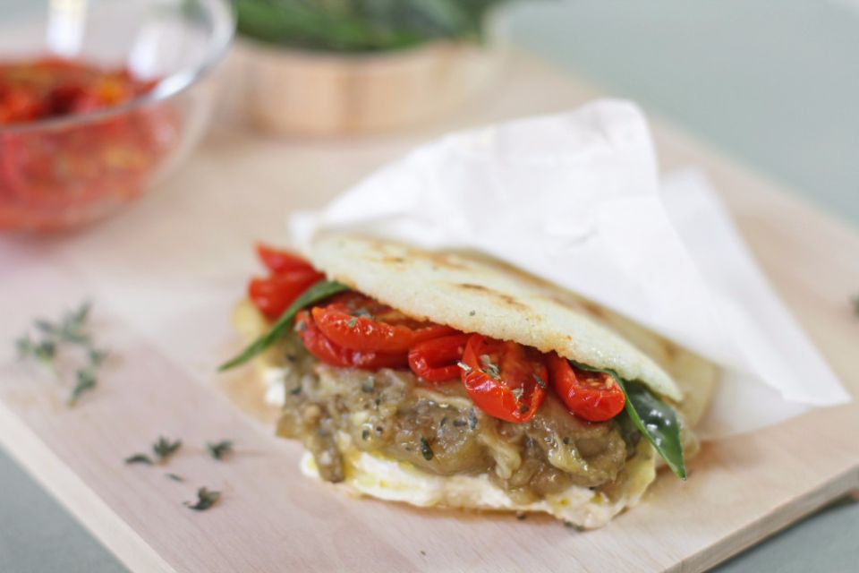 Lecce (Veg/Glutenfree)
Melanzane arrosto sott’olio, pomodori datterini confit, stracciatella, basilico, maggiorana, olio extravergine di oliva, origano.