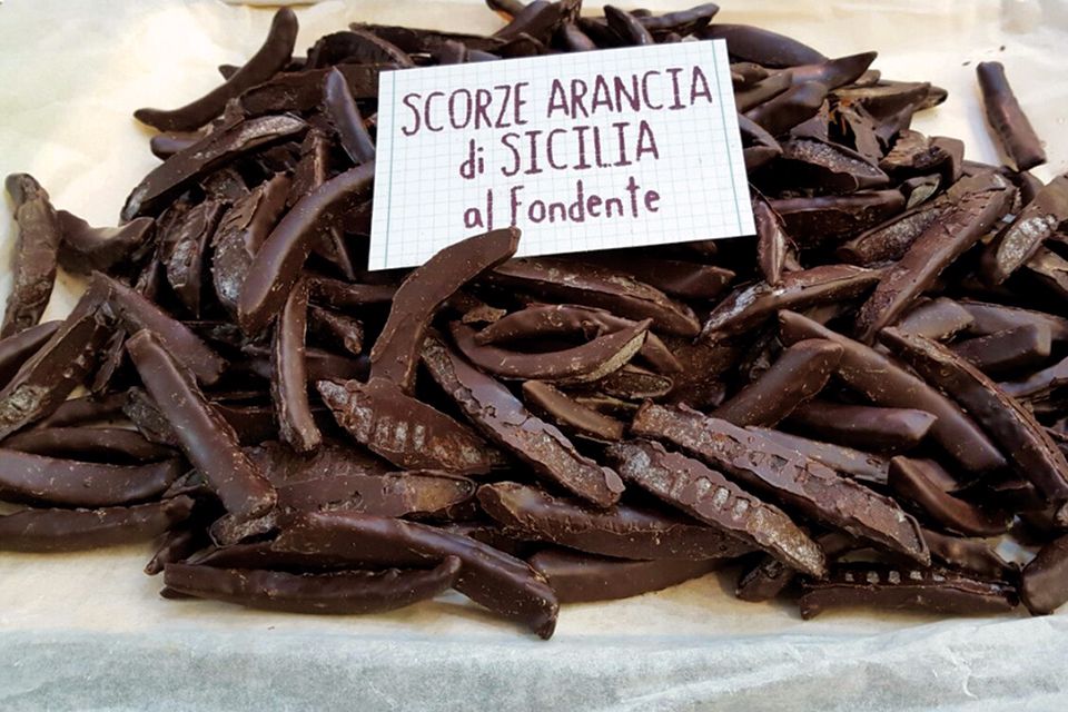 Scorzette d'arancia candite ricoperte di cioccolato fondente
