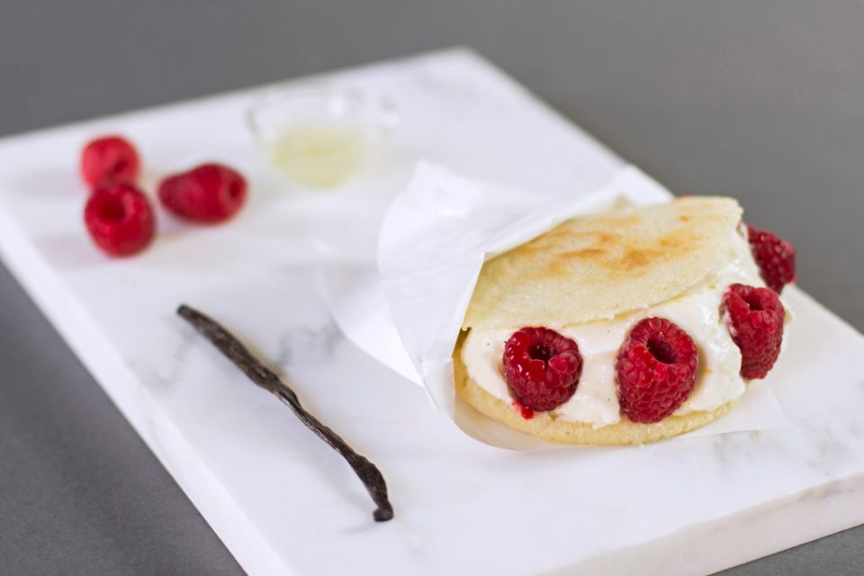 Bolzano (glutefree)
Arepa cheesecake con formaggio fresco, vaniglia, scorze di arancia e limone, frutta fresca di stagione.