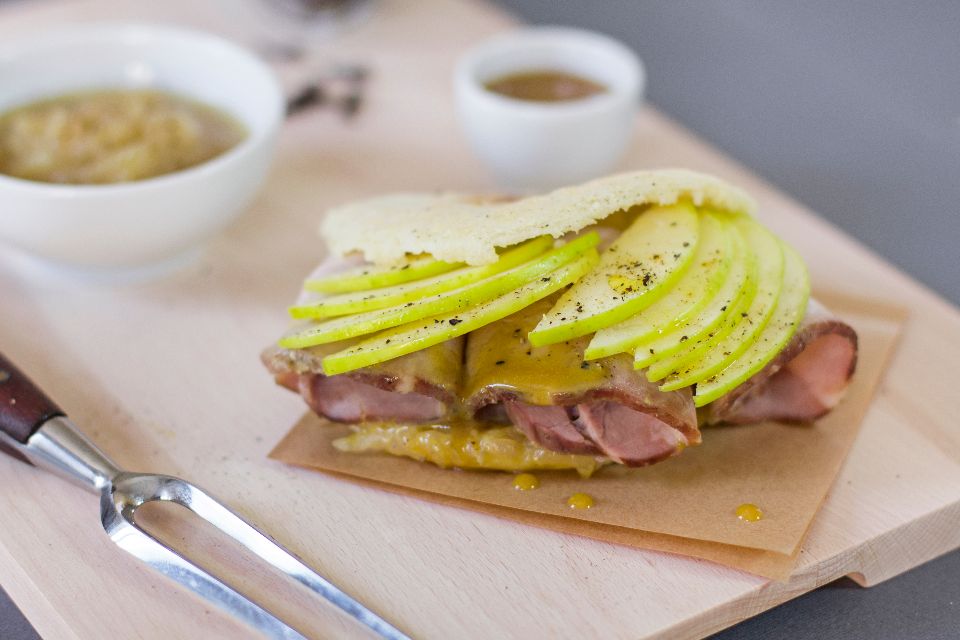 Parma (Glutenfree)
Coppa di maiale cotta a basse temperature, composta di cipolle ramate, mele verdi, olio extravergine di oliva, senape al miele, pepe. 