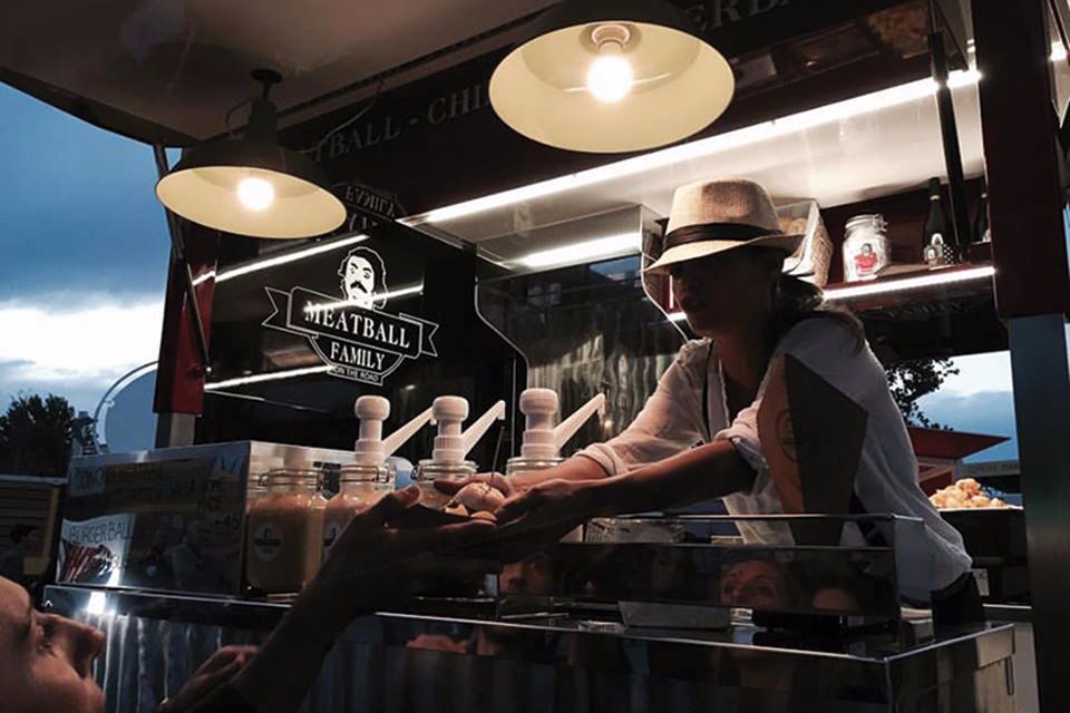 Lo staff di The Meatball Family al lavoro