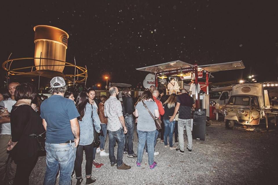 Tutti in fila per gustare le polpette della Meatball Family