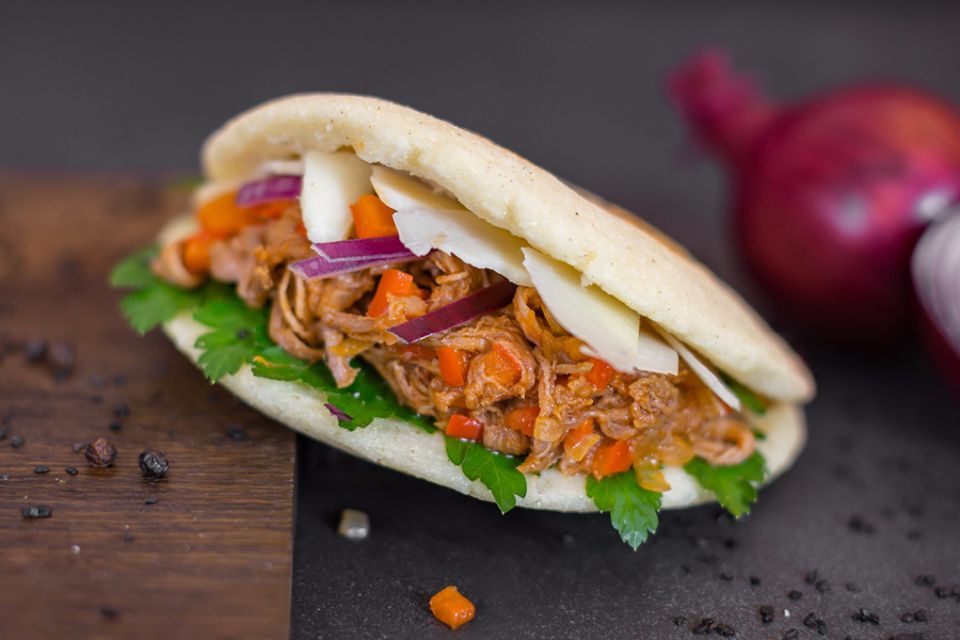 Valencia (Glutenfree)
Manzo cotto a basse temperature con peperoni e cipolla rossa di tropea, pecorino e cilantro