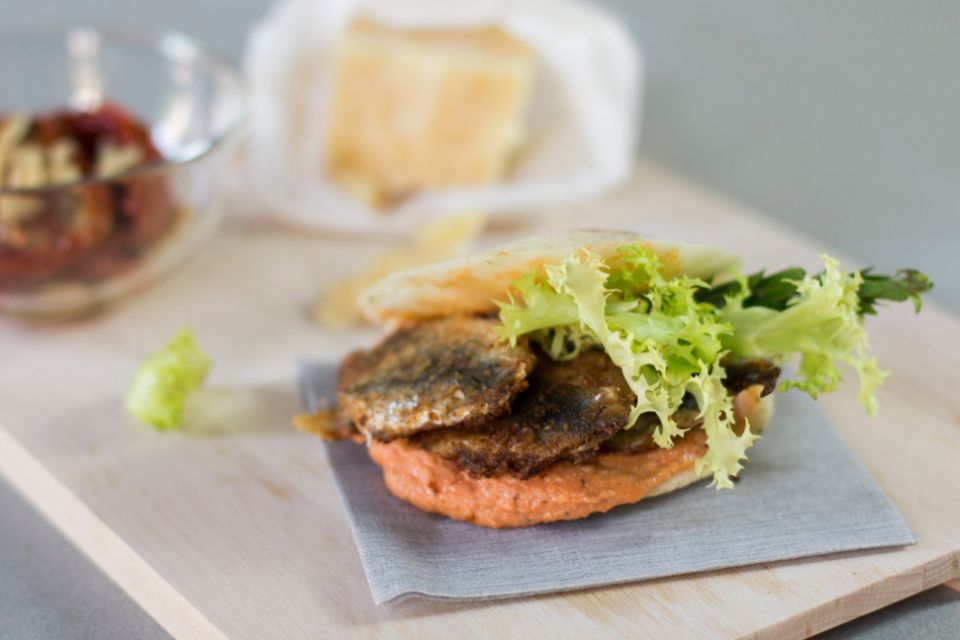 Alghero (Glutenfree)
Sarde fresche impanate ripiene di caciocavallo, pesto di pomodori secchi, pinoli, parmigiano, olio evo, maggiorana e pepe.